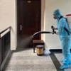 Cán bộ CDC Khánh Hòa tiến hành tiêu độc, khử trùng phòng, chống các dịch bệnh lây nhiễm qua người. (Ảnh: Phan Sáu/TTXVN)