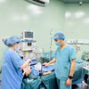 Các bác sĩ thực hiện ca phẫu thuật cho một bệnh nhi. (Ảnh: Bích Huệ/TTXVN)