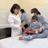 Tiến sỹ Phạm Minh Châu thăm khám cho bệnh nhi bị ung thư mắt đang điều trị tại Bệnh viện Mắt Trung ương. (Ảnh: T.G/Vietnam+)