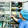 Nhân viên y tế lấy thuốc phục vụ phẫu thuật. (Ảnh: T.G/Vietnam+)