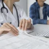Doanh nghiệp bảo hiểm có trách nhiệm cung cấp bản giấy tài liệu tóm tắt cho bên mua bảo hiểm và phải có xác nhận của bên mua. (Ảnh: Vietnam+)