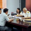 Lãnh đạo và công chức Cục Thuế Thành phố Hà Nội rà soát và giải quyết hồ sơ hoàn thuế giá trị gia tăng của doanh nghiệp. (Ảnh: Tổng cục Thuế cung cấp)