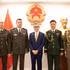 Đại sứ Việt Nam tại Israel Lý Đức Trung và Đại tá Vũ Đức Phúc chụp ảnh lưu niệm cùng khách mời tới tham dự buổi lễ. (Ảnh: Mai Đức Trung/TTXVN)