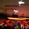 Những con sếu trắng bay lên trời dùng hiệu ứng hình ảnh, tượng trưng cho những linh hồn vô tội của các nạn nhân trong lễ tưởng niệm tại Crocus City Hall. (Ảnh: Tâm Hằng/TTXVN)