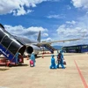 Hành khách Quảng Nam xuống sân bay Đà Nẵng và được bố trí đưa về cách ly tập trung, bảo đảm quy trình khép kín phòng chống dịch. (Ảnh: CTV/Vietnam+)