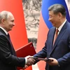 Tổng thống Nga Vladimir Putin (trái) và Chủ tịch Trung Quốc Tập Cận Bình trao đổi văn kiện tại Lễ ký Tuyên bố chung ở Bắc Kinh, ngày 16/5/2024. (Ảnh: AFP/TTXVN)