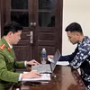 Cơ quan điều tra làm việc với một trong số các đối tượng. (Nguồn: VTC News)