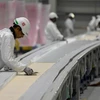 Công nhân làm việc tại một nhà máy ở Mundra (Ấn Độ). (Ảnh: AFP/TTXVN)