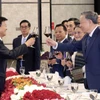 Chủ tịch nước Tô Lâm và Tổng Bí thư, Chủ tịch nước Lào Thongloun Sisoulith nâng cốc chúc mừng mối quan hệ ngày càng bền chặt giữa hai nước anh em. (Ảnh: Nhan Sáng/TTXVN)