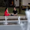 Người dân bên đài phun nước tại Montreal, Quebec (Canada). (Ảnh: AFP/TTXVN)