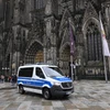 Cảnh sát Đức gác bên ngoài Nhà thờ Cologne để tăng cường an ninh trước đêm giao thừa, hồi tháng 12 năm ngoái. (Ảnh: AFP/TTXVN)