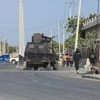 Lực lượng an ninh Somalia gác trên một đường phố ở Thủ đô Mogadishu. (Ảnh: AFP/TTXVN)