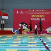 Ban Tổ chức trao huy chương Vàng cho vận động viên Trịnh Trương Vinh bơi nội dung 200m bơi ngửa nam với thành tích 2 phút 6 giây 66. (Ảnh: Trần Lê Lâm/TTXVN)