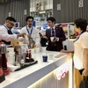Khách tham quan trải nghiệm sản phẩm tại Hội chợ. (Ảnh: Mỹ Phương/TTXVN)