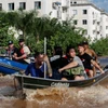 Lực lượng cứu hộ sơ tán người dân khỏi vùng ngập lụt tại bang Rio Grande do Sul (Brazil) ngày 5/5/2024. (Ảnh: THX/TTXVN)