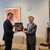 Đại sứ Phạm Hùng Tâm gặp Đồng Bộ trưởng Ngoại giao và Thương mại Australia Tim Watts. (Ảnh: TTXVN phát)