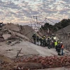 Lực lượng cứu hộ tìm kiếm người mất tích tại hiện trường vụ sập nhà ở George (Nam Phi), ngày 7/5/2024. (Ảnh: AFP/TTXVN)