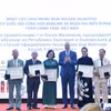 Chủ tịch Quốc hội Bulgaria Rossen Jeliazkov trao tặng Bằng khen của Quốc hội Bulgaria cho các cá nhân đã có thành tích xuất sắc trong công tác đối ngoại nhân dân, đóng góp tích cực vào việc thúc đẩy quan hệ hữu nghị đoàn kết truyền thống và hợp tác về nhiều mặt giữa nhân dân hai nước. (Ảnh: Minh Đức/TTXVN)