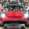 Xe điện Taycan được sản xuất tại nhà máy ở Stuttgart (Đức). (Ảnh: AFP/TTXVN)