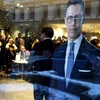 Hình ảnh ứng cử viên Alexander Stubb được nhìn thấy qua cửa sổ một quán càphê, khi ông vận động tranh cử ở Helsinki (Phần Lan). (Nguồn: Euronews)