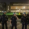 Cảnh sát Mỹ gác trong khuôn viên Đại học Columbia. (Nguồn: Reuters/CNN)