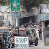 Lực lượng an ninh phong tỏa tuyến đường dẫn tới khách sạn SYL ở Mogadishu (Somalia) sau một vụ tấn công, ngày 15/3/2024. (Ảnh: THX/TTXVN)