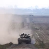 Xe quân sự Israel di chuyển gần biên giới với Dải Gaza ngày 7/4/2024. (Ảnh: THX/TTXVN)