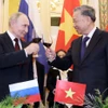 Chủ tịch nước Tô Lâm và Tổng thống Vladimir Putin cùng nâng ly chúc mừng. (Ảnh: Nhan Sáng/TTXVN)