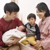 Một gia đình chào đón thành viên mới sinh tại bệnh viện ở Sapporo, Hokkaido (Nhật Bản). (Ảnh: Kyodo/TTXVN)