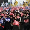 Các bác sỹ tham gia tuần hành phản đối kế hoạch tăng chỉ tiêu tuyển sinh ngành y tại Seoul (Hàn Quốc), ngày 3/3/2024. (Ảnh: Yonhap/TTXVN)