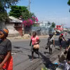 Người dân chạy trốn khỏi khu vực xảy ra đụng độ ở Port-au-Prince (Haiti), ngày 20/3/2024. (Ảnh: AFP/TTXVN)