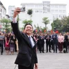 Tổng Thư ký ASEAN Kao Kim Hourn chụp ảnh selfie cùng các đại biểu dự khánh thành Quảng trường ASEAN tại Học viện Ngoại giao. (Ảnh: Lâm Khánh/TTXVN)
