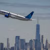Máy bay của United Airlines cất cánh tại Sân bay Quốc tế Newark Liberty ở Newark, bang New Jersey (Mỹ). (Ảnh minh họa: AFP/TTXVN)