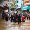 Lực lượng cứu hộ hỗ trợ người dân bị cô lập trong nước lũ do ảnh hưởng của bão Yagi ở thị trấn Mae Sai, tỉnh Chiang Rai (Thái Lan) ngày 11/9/2024. (Ảnh: Reuters/TTXVN)