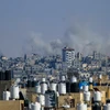 Khói bốc lên sau cuộc không kích của Israel xuống thành phố Rafah, Dải Gaza ngày 25/5/2024. (Ảnh: AFP/TTXVN)
