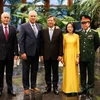 Chủ tịch Cuba Miguel Díaz Canel-Bermudez và Đại sứ Lê Quang Long cùng các đại biểu. (Ảnh: TTXVN phát)