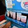 Người dân mua vé số Mega Millions tại New York (Mỹ). (Ảnh: AFP/TTXVN)