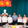 Trao tặng sách cho các trường học trên địa bàn huyện đảo Phú Quý (Bình Thuận). (Ảnh: Nguyễn Thanh/TTXVN)