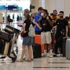 Hành khách tại Sân bay Quốc tế Dubai (UAE). (Ảnh: AFP/TTXVN)