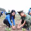 Đoàn viên, thanh niên Thông tấn xã Việt Nam và các đơn vị tham gia trồng cây. (Ảnh: Minh Đức/TTXVN)