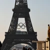 Biểu tượng Olympic được dựng trên tháp Eiffel ở Thủ đô Paris (Pháp), ngày 7/6/2024. (Ảnh: THX/TTXVN)