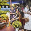 Cộng đồng người Việt Nam tại Thủ đô Vientiane (Lào) tới chùa thắp hương lễ phật đầu năm. (Ảnh: Đỗ Bá Thành/TTXVN)