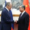 Ngoại trưởng Nga Sergey Lavrov (trái) và Bộ trưởng Ngoại giao Trung Quốc Vương Nghị tại cuộc gặp ở Bắc Kinh ngày 9/4/2024. (Ảnh: AFP/TTXVN)