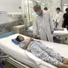 Ông Nguyễn Hùng Long - Phó Cục trưởng Cục An toàn Thực phẩm thăm hỏi, động viện bệnh nhi đang điều trị tại Bệnh viện Đa khoa khu vực Long Khánh liên quan vụ nghi ngộ độc thực phẩm khiến hơn 518 người (tính đến 17h ngày 3/5) nhập viện cấp cứu. (Ảnh: Lê Xuân/TTXVN)