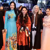 Các diễn viên tham gia trong phim "Cu Li không bao giờ khóc" của đạo diễn Phạm Ngọc Lân tại Lễ Trao giải Liên hoan phim Quốc tế Berlin lần thứ 74 ở Đức, tối 24/2/2024. (Ảnh: AFP/TTXVN)