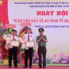 Trao Bằng khen của Bộ Công an cho tập thể có thành tích xuất sắc trong phong trào toàn dân bảo vệ an ninh Tổ quốc. (Ảnh: Đức Hạnh/TTXVN)