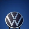 Biểu tượng hãng Volkswagen tại trụ sở ở Wolfsburg (Đức). (Ảnh: AFP/TTXVN)