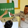 Cử tri bỏ phiếu tại điểm bầu cử ở Phnom Penh (Campuchia) ngày 25/2/2024. (Ảnh: AFP/TTXVN)