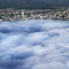 Mây bao phủ bầu trời ở eo biển Kurushima, ngoài khơi thành phố Imabari, tỉnh Ehime (Nhật Bản). (Ảnh: Kyodo/TTXVN)