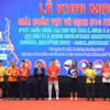 Ban Tổ chức trao Cup Lưu niệm cho các đội. (Ảnh: Thanh Thương/TTXVN)
